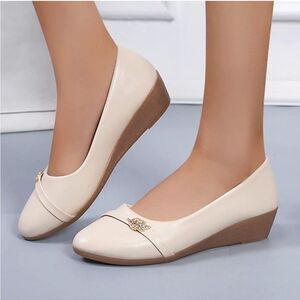 BRAND NEW LIFE STRIDE SOFT SYSTEM WOMEN"S LOW WEDGE SHOE